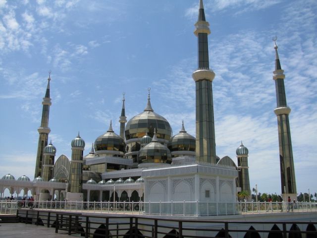 Malaysia Cyristal Mosque in Kuala Terengganu.jpg